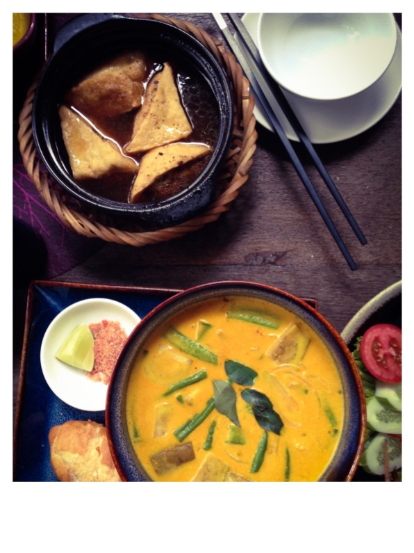 Soupe de curry aux légumes et tofu frit à l'eau de coco